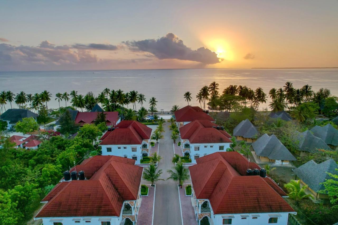 Sunny Palms Beach Bungalows Uroa Exterior photo