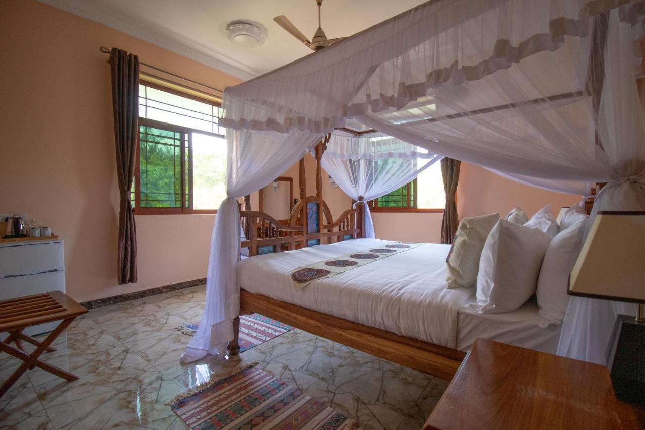 Sunny Palms Beach Bungalows Uroa Exterior photo