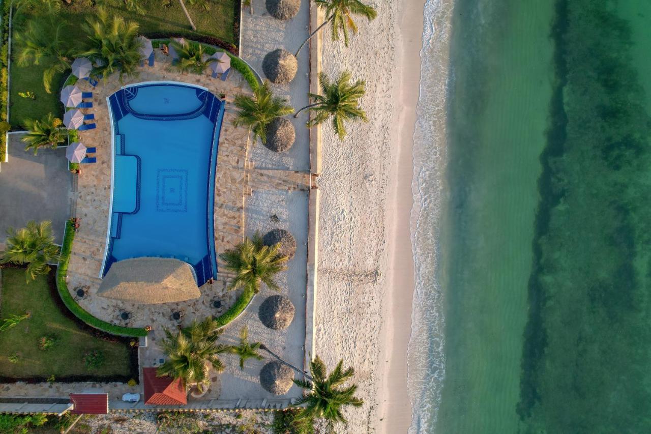Sunny Palms Beach Bungalows Uroa Exterior photo