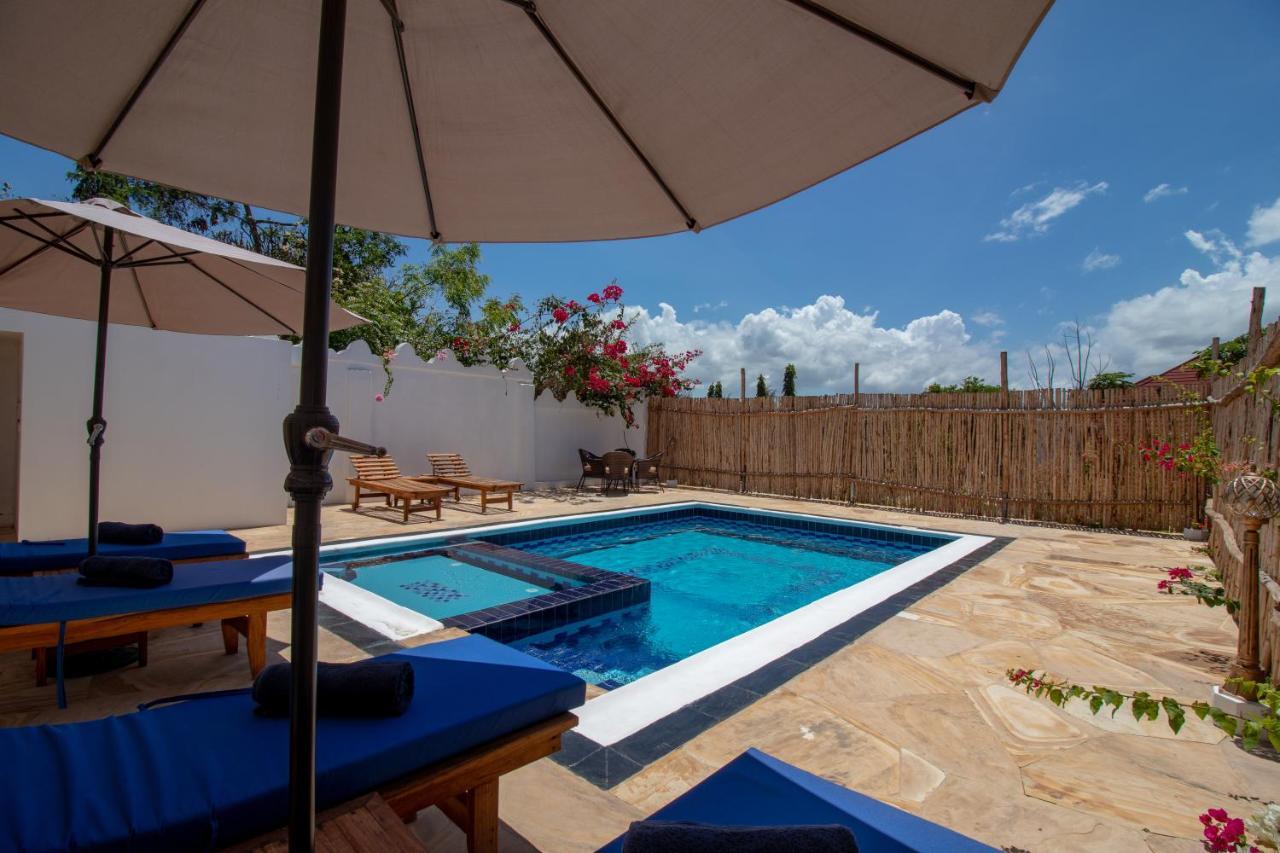 Sunny Palms Beach Bungalows Uroa Exterior photo