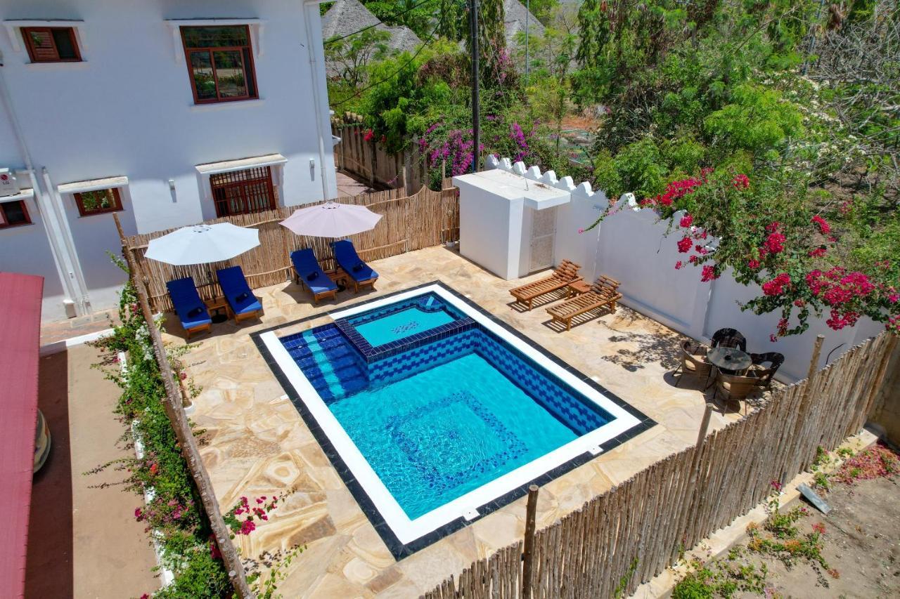 Sunny Palms Beach Bungalows Uroa Exterior photo