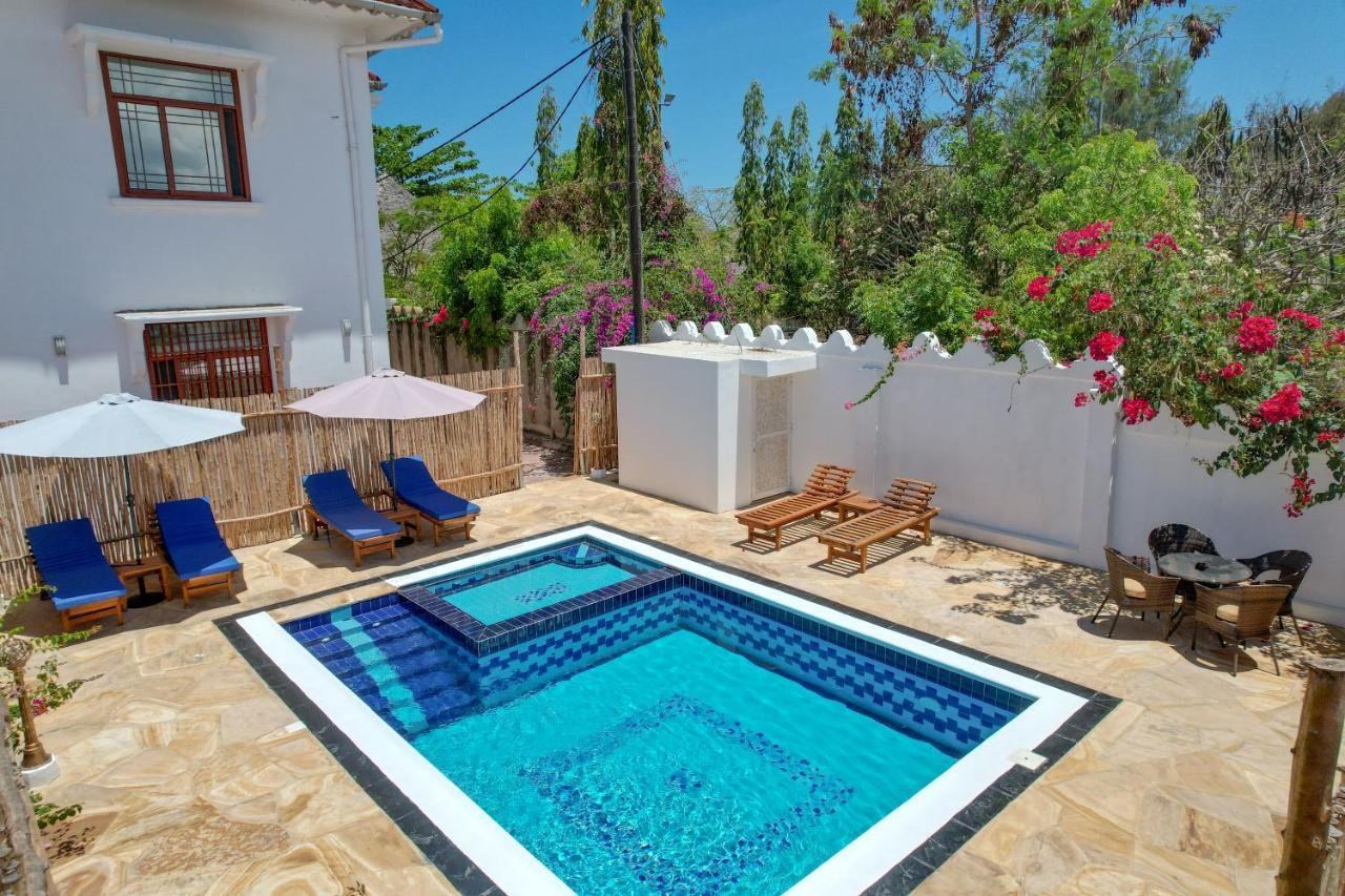 Sunny Palms Beach Bungalows Uroa Exterior photo