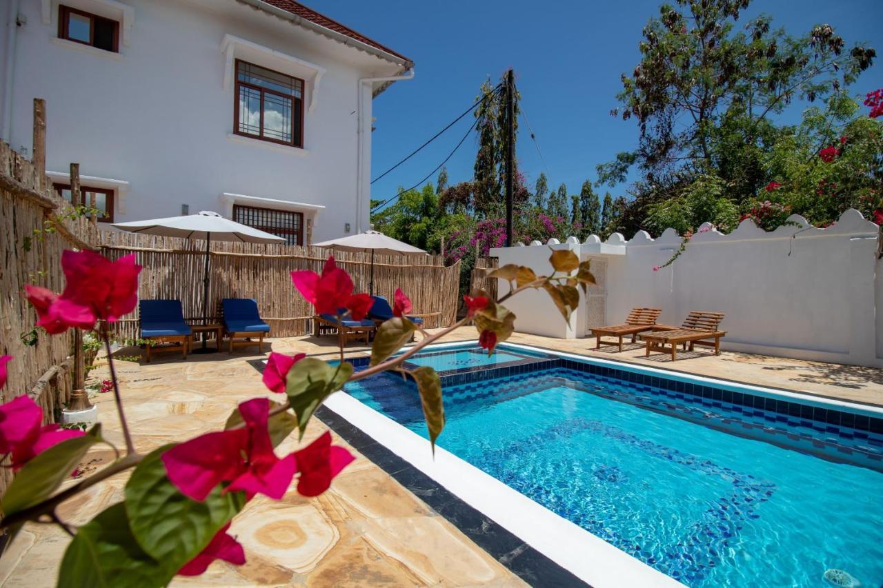 Sunny Palms Beach Bungalows Uroa Exterior photo